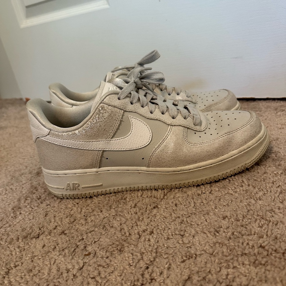 Nike Women's Air Force 1 '07 Prem Pure Platinum Glitter 616725-011 Size 10